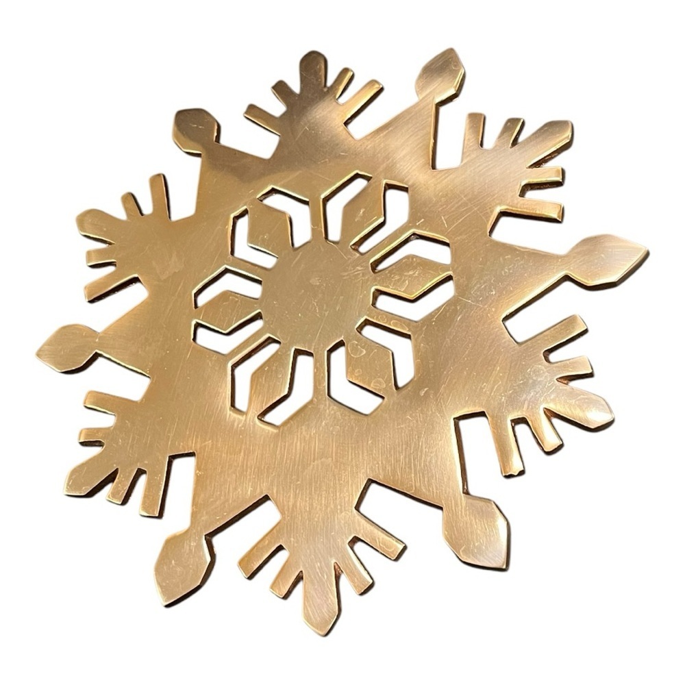 Copper finish snowflake kitchen trivet 4 rubber coated feet 10“ diameter. - Picture 1 of 9
